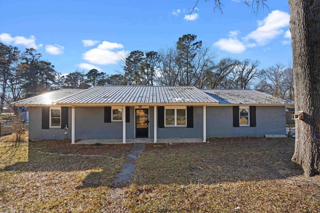 201 Pinewood, Carthage, TX 75633