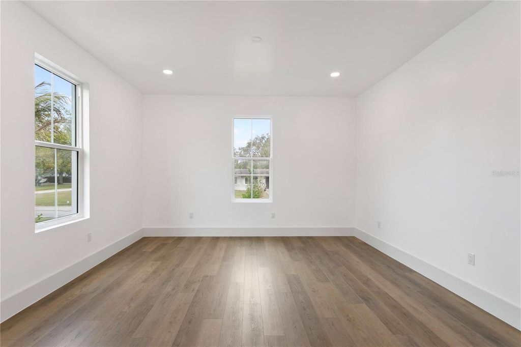 Image 16 of property listing at 514 38TH AVENUE NE, St Petersburg, FL 33704