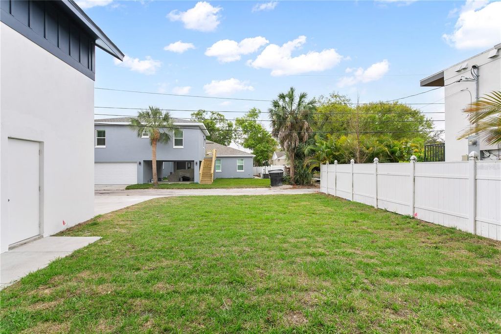 Image 21 of property listing at 514 38TH AVENUE NE, St Petersburg, FL 33704