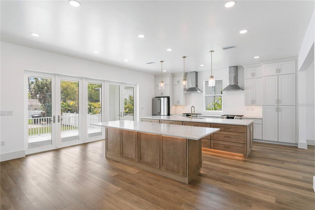 Image 4 of property listing at 514 38TH AVENUE NE, St Petersburg, FL 33704