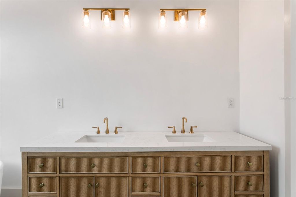 Image 31 of property listing at 514 38TH AVENUE NE, St Petersburg, FL 33704