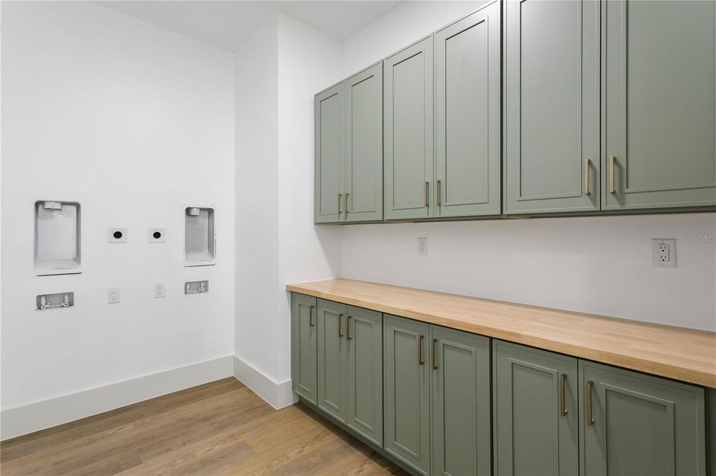 Image 34 of property listing at 514 38TH AVENUE NE, St Petersburg, FL 33704