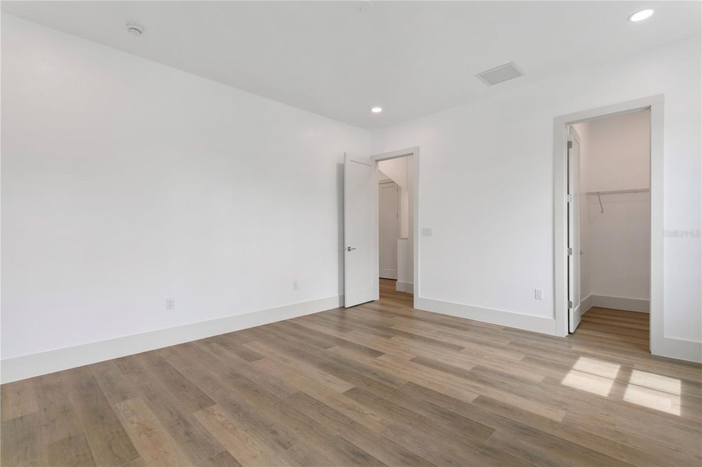 Image 36 of property listing at 514 38TH AVENUE NE, St Petersburg, FL 33704