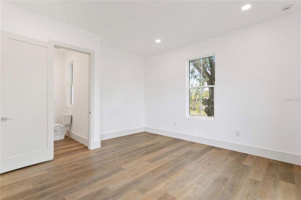 Image 45 of property listing at 514 38TH AVENUE NE, St Petersburg, FL 33704