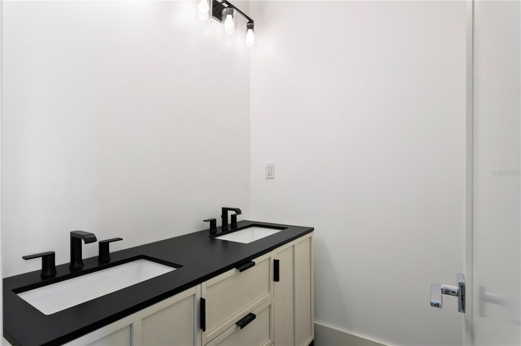 Image 47 of property listing at 514 38TH AVENUE NE, St Petersburg, FL 33704