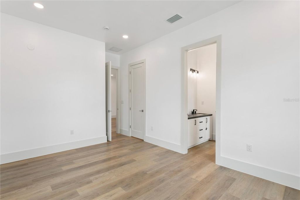 Image 50 of property listing at 514 38TH AVENUE NE, St Petersburg, FL 33704