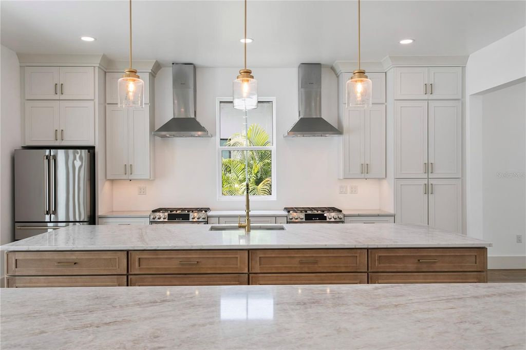 Image 6 of property listing at 514 38TH AVENUE NE, St Petersburg, FL 33704