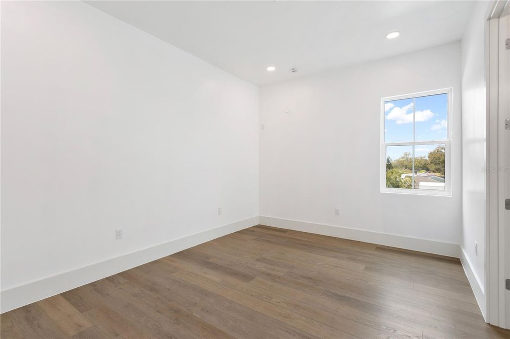 Image 51 of property listing at 514 38TH AVENUE NE, St Petersburg, FL 33704