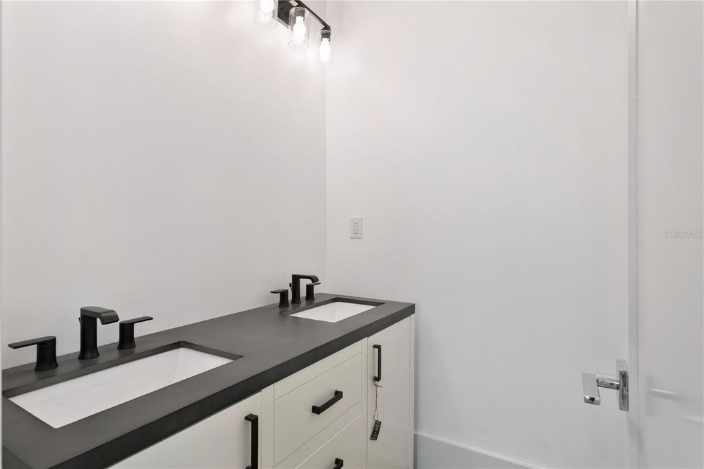 Image 52 of property listing at 514 38TH AVENUE NE, St Petersburg, FL 33704