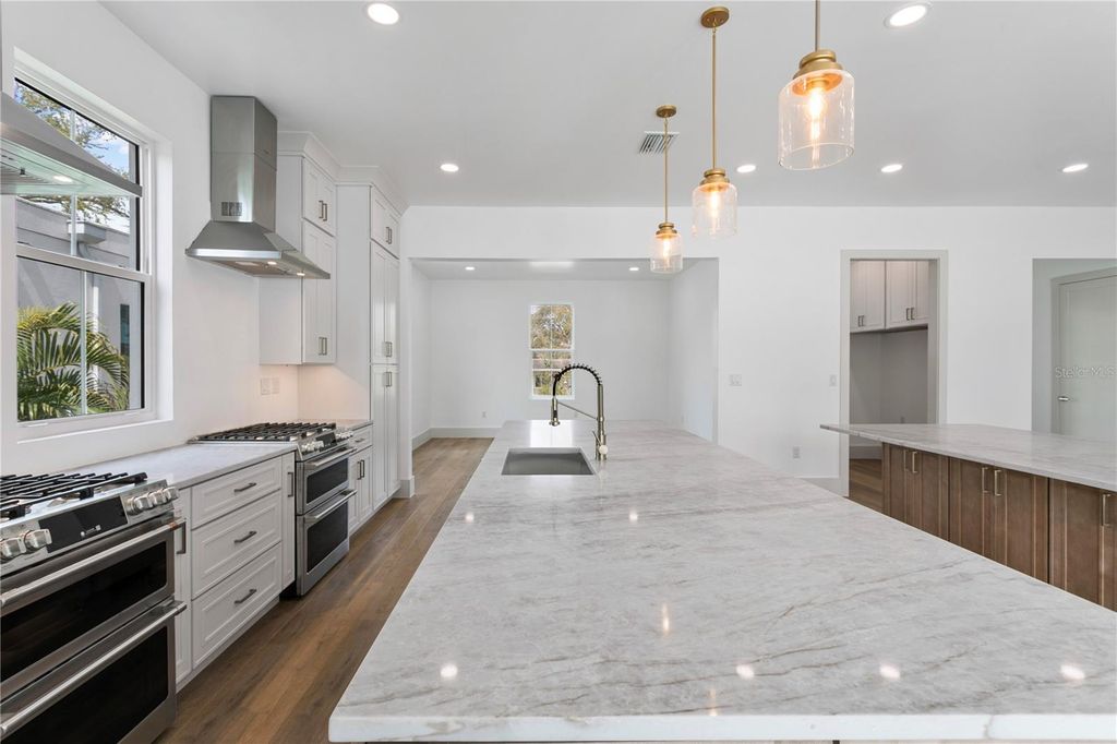 Image 7 of property listing at 514 38TH AVENUE NE, St Petersburg, FL 33704