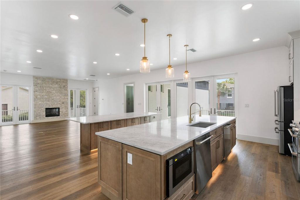 Image 9 of property listing at 514 38TH AVENUE NE, St Petersburg, FL 33704