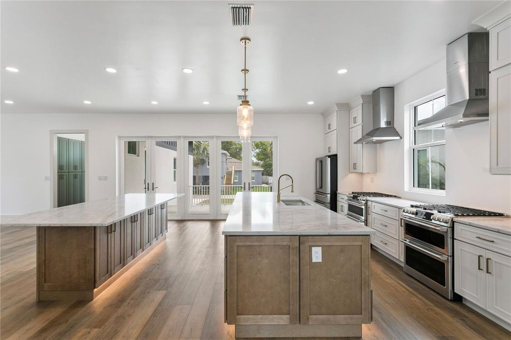 Image 10 of property listing at 514 38TH AVENUE NE, St Petersburg, FL 33704