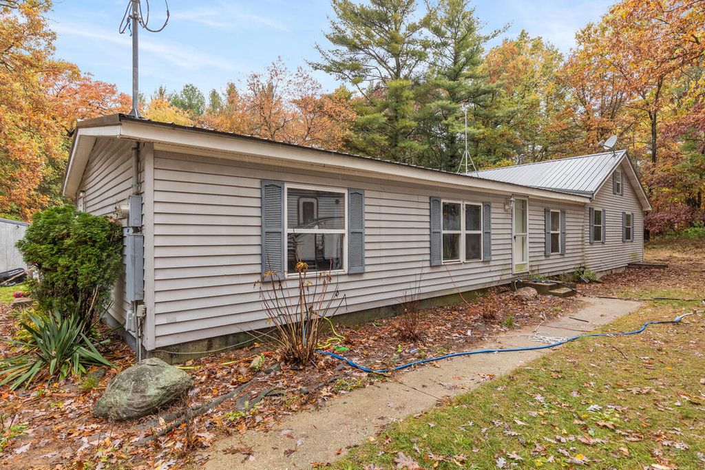 8233 S Beech Avenue, Croton Twp, MI 49329