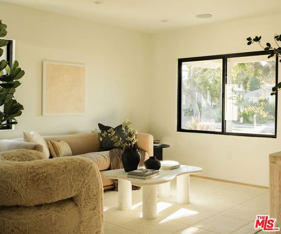 3444 Redwood Avenue, Los Angeles, CA 90066