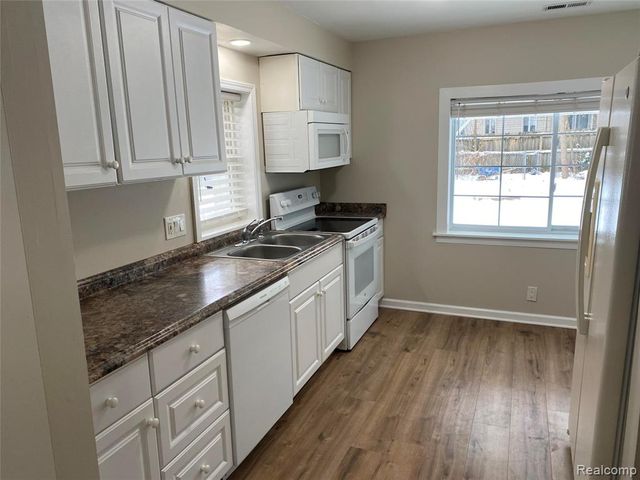 2832 Tuxedo Boulevard, Waterford, MI 48329