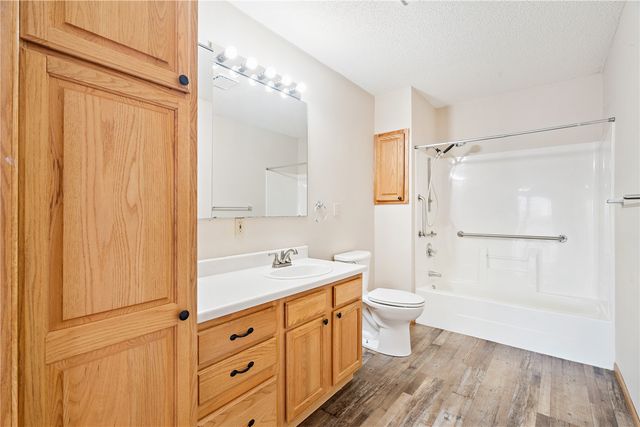 140 35th St Drive SE 1, Cedar Rapids, IA 52403