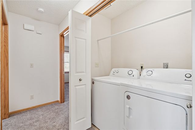 140 35th St Drive SE 1, Cedar Rapids, IA 52403