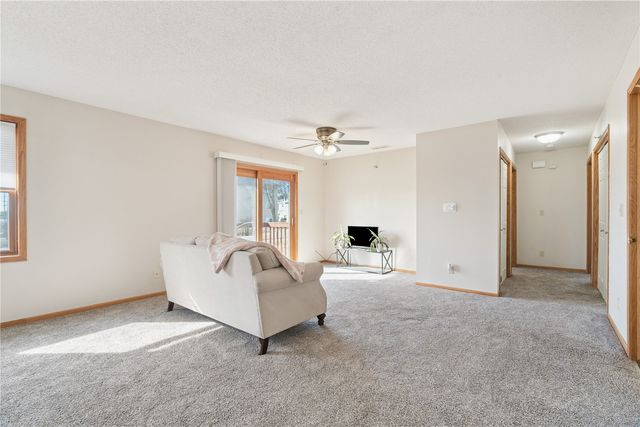 140 35th St Drive SE 1, Cedar Rapids, IA 52403