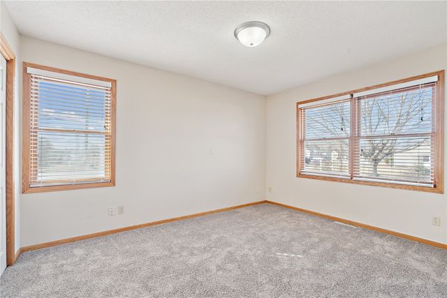 140 35th St Drive SE 1, Cedar Rapids, IA 52403