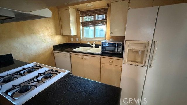 22049 Oxnard, Woodland Hills (los Angeles), CA 91367