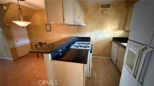 22049 Oxnard, Woodland Hills (los Angeles), CA 91367