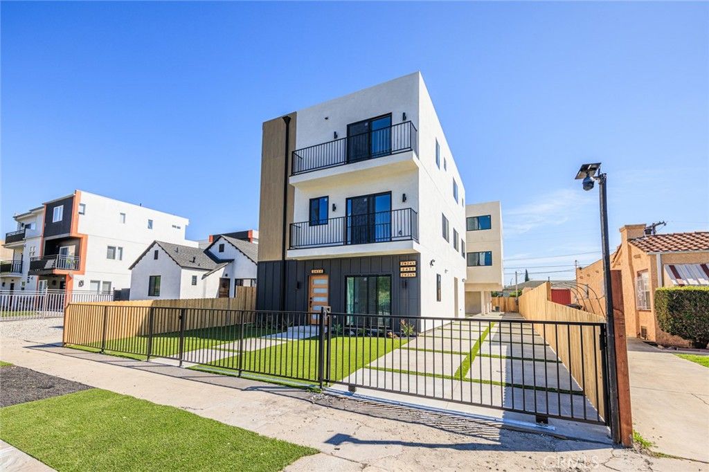 2426 S West View, Los Angeles, CA 90016 — exterior