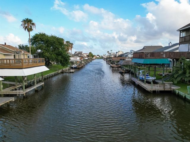 4 N Sandpiper Street, La Marque, TX 77568