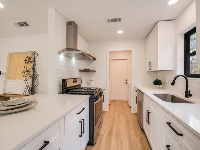 10055 Woodland Village DR, Austin, TX 78750