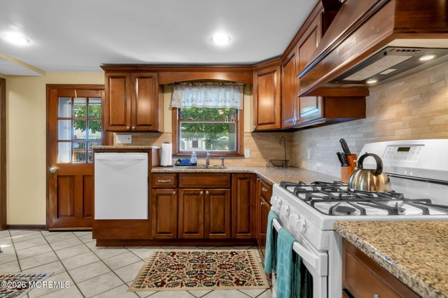 94 Highland Avenue, Leonardo, NJ 07737