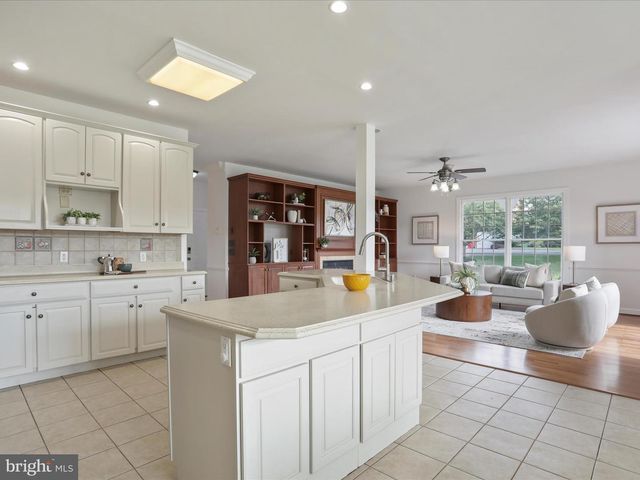 9812 PEMBROKE DR, Hagerstown, MD 21740