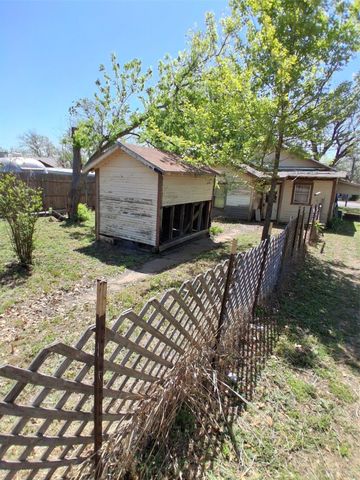904 Wallis Avenue, Santa Anna, TX 76878