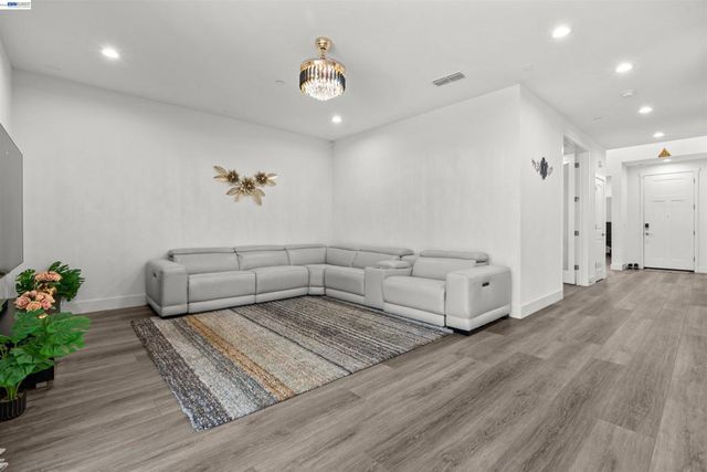 3482 Dobbins Ct, Lathrop, CA 95330