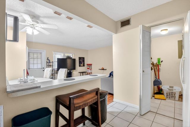 310 Knotty Pine Circle c1, Greenacres, FL 33463