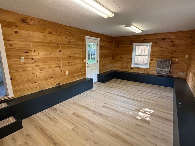82 Hartwell St, Southbridge, MA 01550