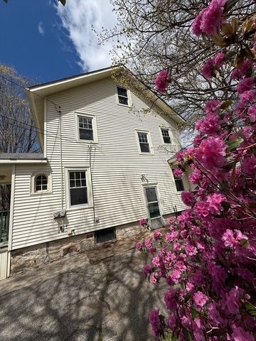 82 Hartwell St, Southbridge, MA 01550