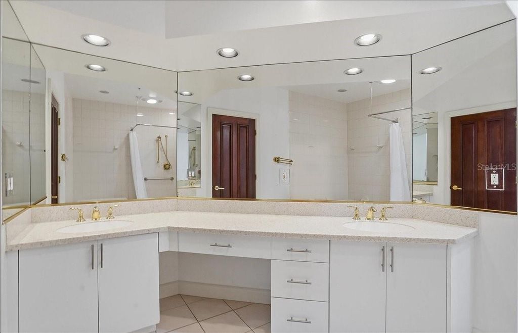 Image 25 of property listing at 380 GULF OF MEXICO DRIVE 515, Longboat Key, FL 34228