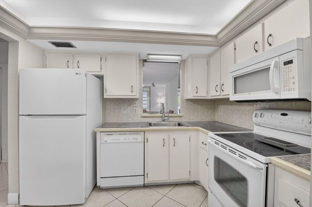 27 Abbey Lane 207, Delray Beach, FL 33446