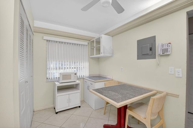 27 Abbey Lane 207, Delray Beach, FL 33446