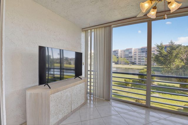 27 Abbey Lane 207, Delray Beach, FL 33446