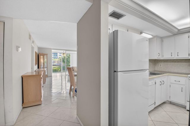 27 Abbey Lane 207, Delray Beach, FL 33446