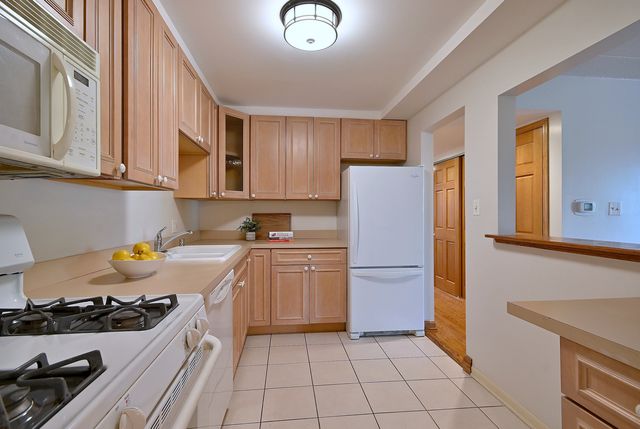 110 W Butterfield Road 302S, Elmhurst, IL 60126