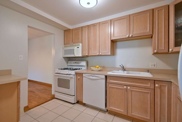 110 W Butterfield Road 302S, Elmhurst, IL 60126