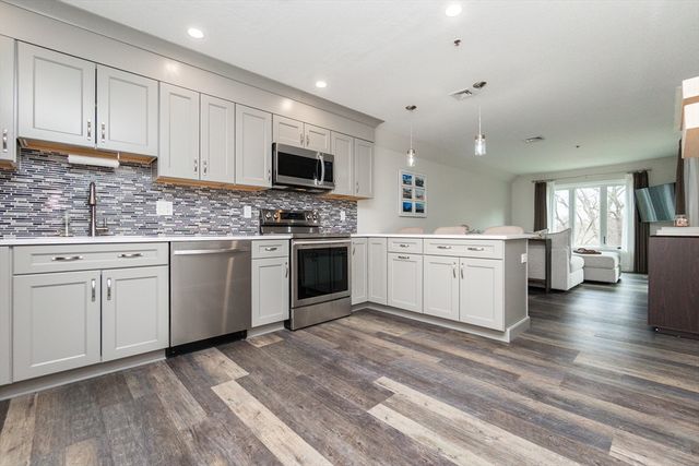 4 Duck Pond Road 203, Beverly, MA 01915