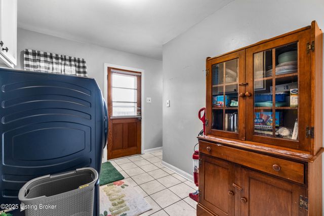 2018 Dixie Garden Dr, Louisville, KY 40272