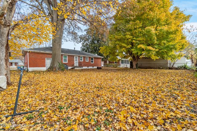 2018 Dixie Garden Dr, Louisville, KY 40272