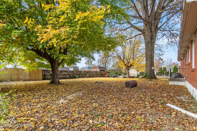 2018 Dixie Garden Dr, Louisville, KY 40272