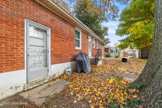 2018 Dixie Garden Dr, Louisville, KY 40272