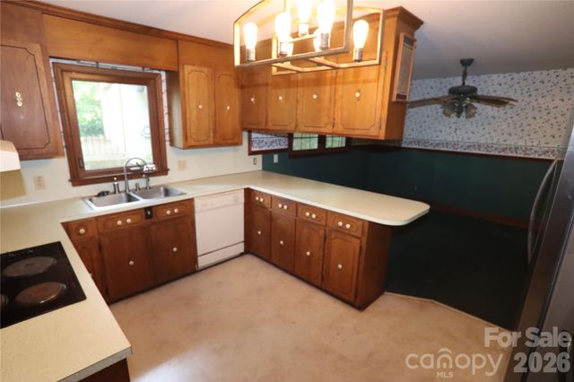 607 Willow Lane, Harrisburg, NC 28075