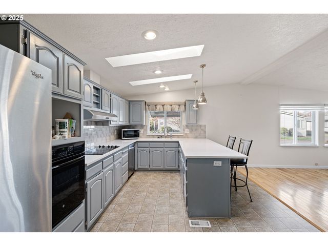 3355 N DELTA Hwy 160, Eugene, OR 97408