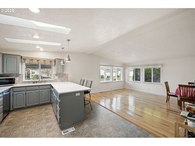 3355 N DELTA Hwy 160, Eugene, OR 97408